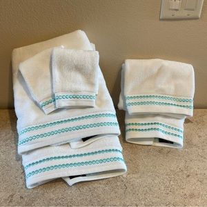 Mercer and Madison Home towel set